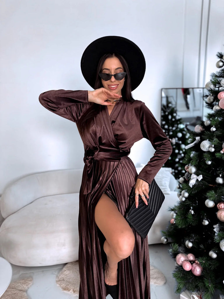 sieviete ģērbta brūnas krāsas maxi keitā