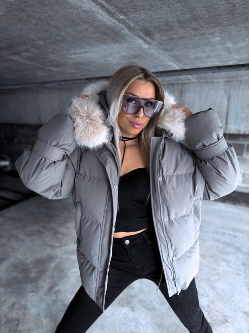 Pufīga, īsā virsjaka "FUSION AD611" - PELĒKA PRE-ORDER