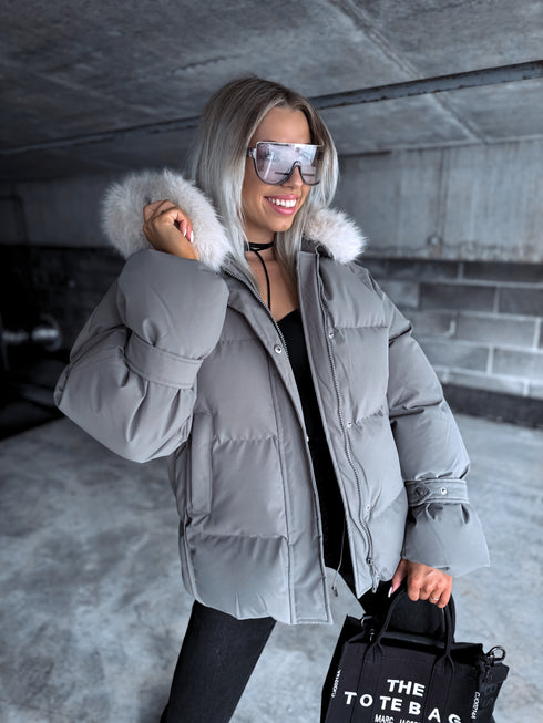 Pufīga, īsā virsjaka "FUSION AD611" - PELĒKA PRE-ORDER