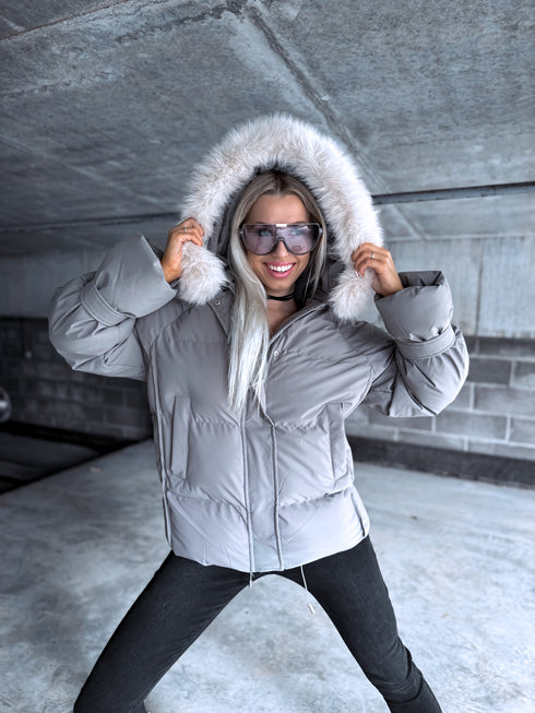 Pufīga, īsā virsjaka "FUSION AD611" - PELĒKA PRE-ORDER