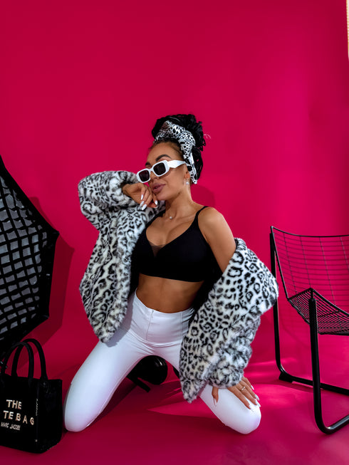 "CHRISTY FL209" mākslīgās kažokādas virsjaka - melna ar baltu