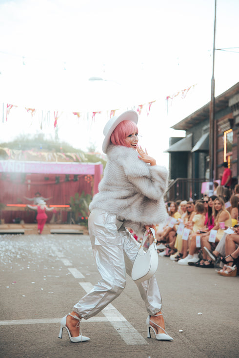 "CITY ASH BY303" mākslīgās kažokādas virsjaka - gaiši pelēka