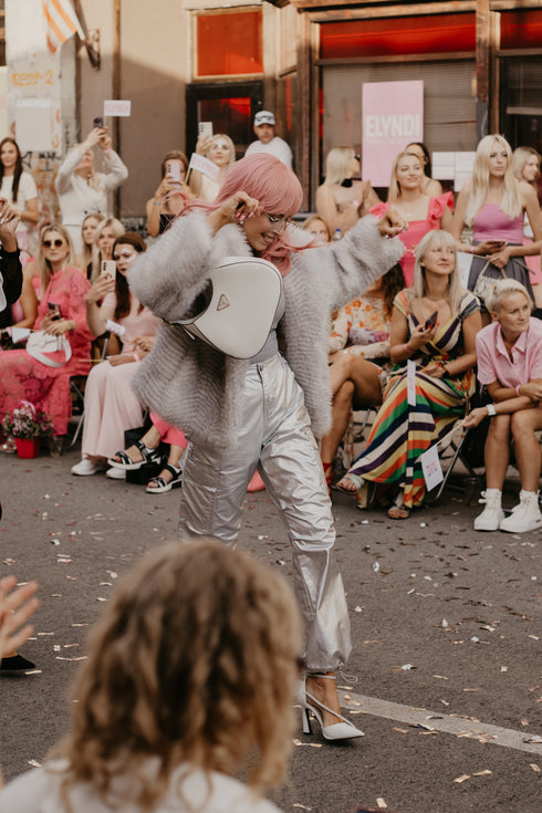 "CITY ASH BY303" mākslīgās kažokādas virsjaka - gaiši pelēka