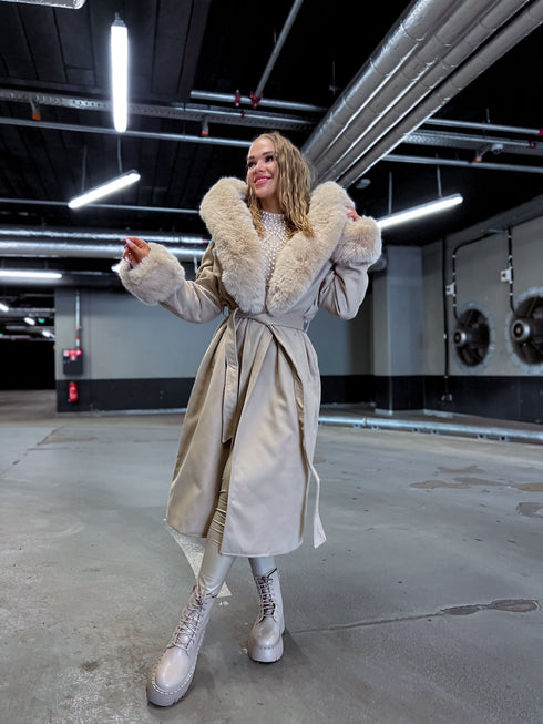 Mētelis ar pūku "CLOSURE" FC76 - bēšs PRE-ORDER