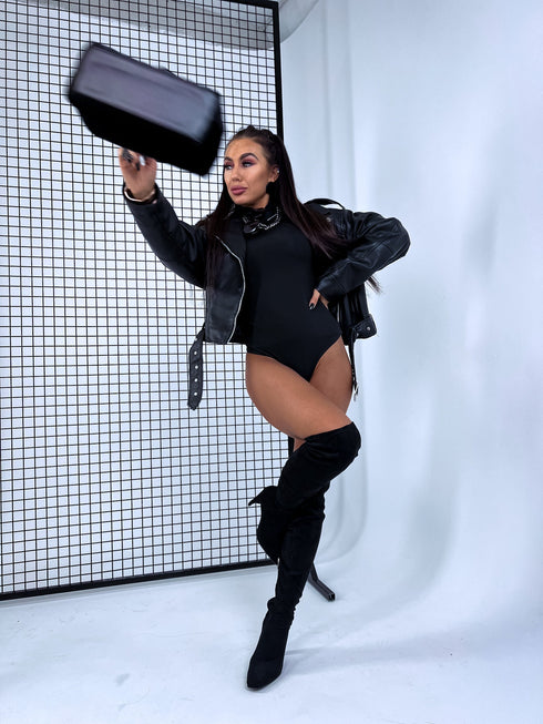 Klasiskais bodijs ar apkaklīti "AMAZING" - MELNS PRE-ORDER