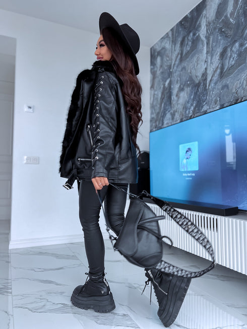 Melna, ādas imitācijas jaka ar aukliņu piedurknēm un pūku