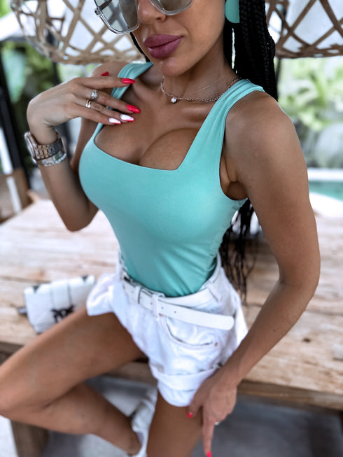 Mint, basic topiņš ar kvadrātveida izgriezumu