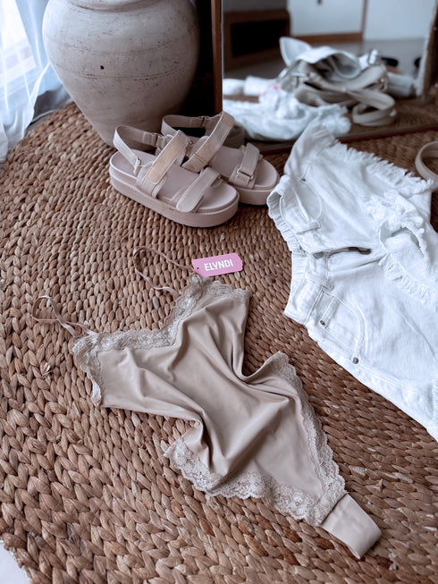 ELYNDI bodis su V formos iškirpte "SECOND SKIN" - BĖŽINIS 9692