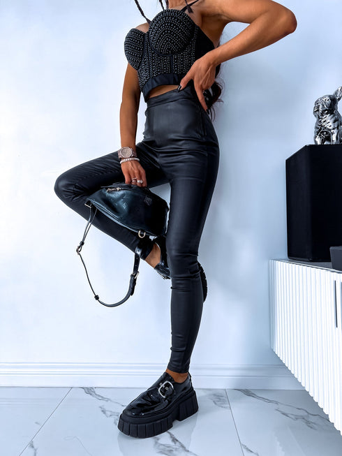 Melnas, ādas imitācijas bikses ar slēpto rāvējslēdzēju HM1006