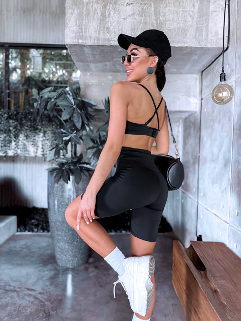 Deceptive shorts with EXTRA high waist - black