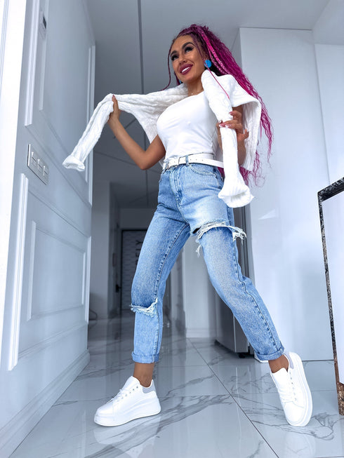 Balts, basic topiņš ar kvadrātveida izgriezumu