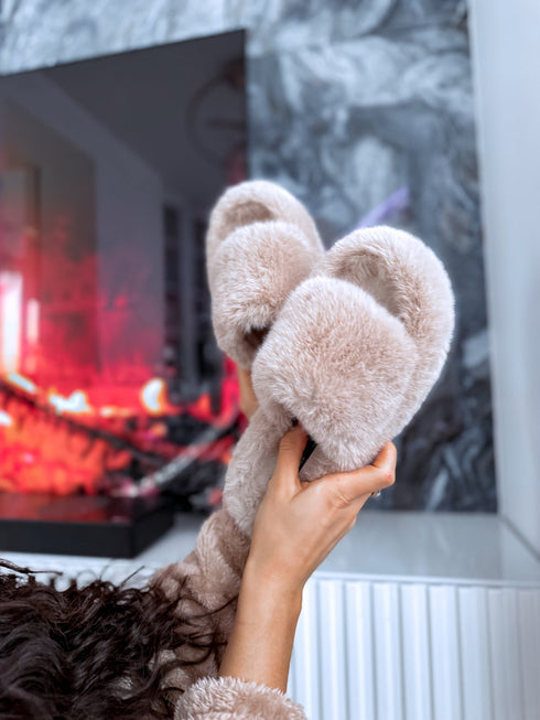 Пушистые тапочки на высокой подошве - бежевые