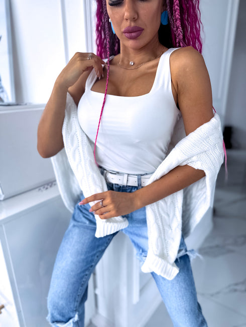 Balts, basic topiņš ar kvadrātveida izgriezumu