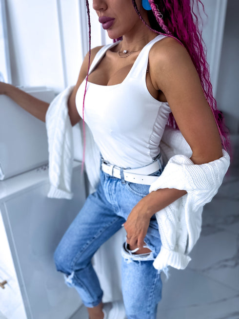 Balts, basic topiņš ar kvadrātveida izgriezumu