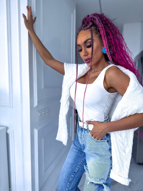 Balts, basic topiņš ar kvadrātveida izgriezumu