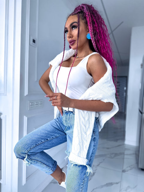 Balts, basic topiņš ar kvadrātveida izgriezumu