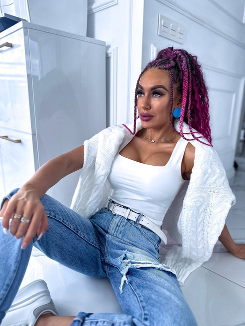 Balts, basic topiņš ar kvadrātveida izgriezumu