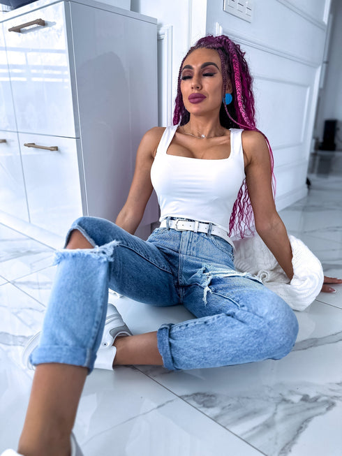 Balts, basic topiņš ar kvadrātveida izgriezumu