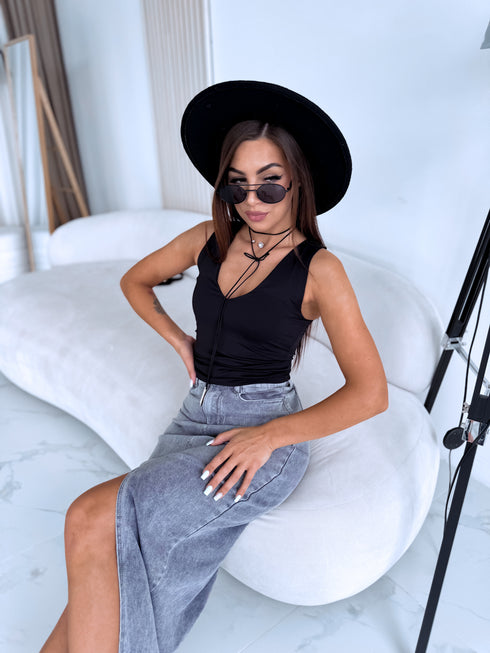 Cap with V-shaped neckline "BOOST VD1805" - BLACK