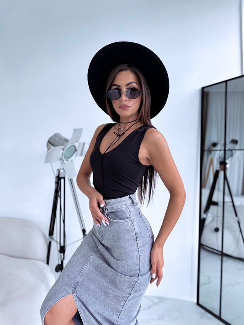 Cap with V-shaped neckline "BOOST VD1805" - BLACK