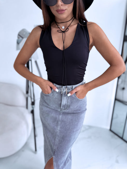 Cap with V-shaped neckline "BOOST VD1805" - BLACK