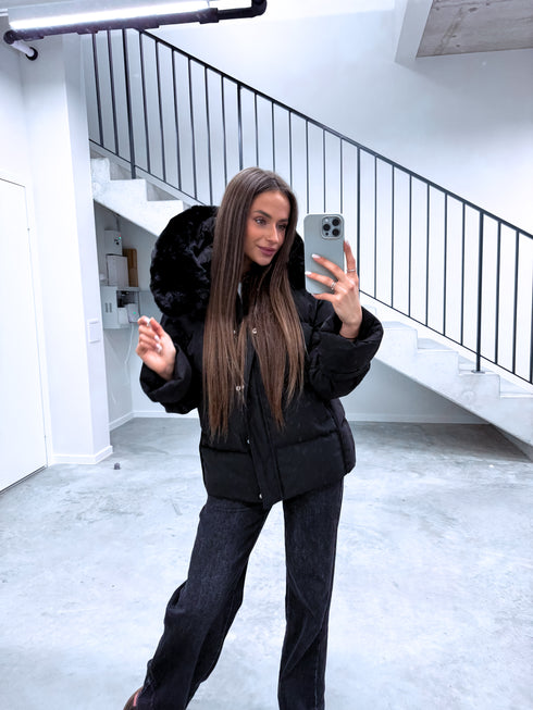 Pufīga, īsā virsjaka "FUSION AD611" - MELNA PRE-ORDER