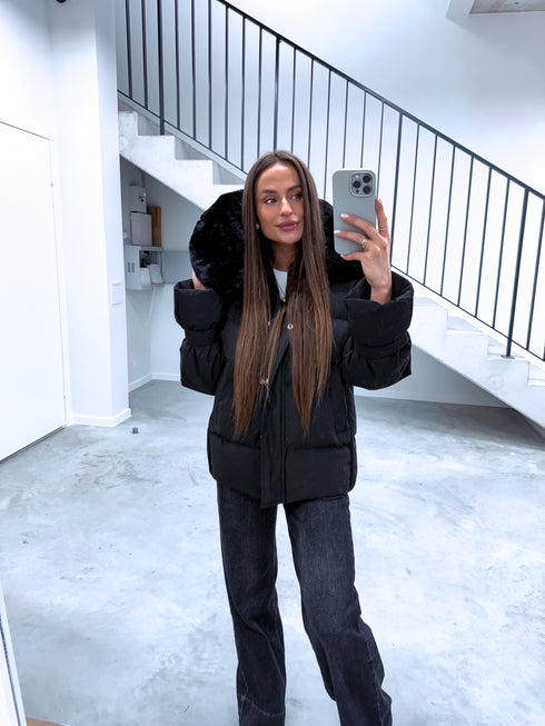 Pufīga, īsā virsjaka "FUSION AD611" - MELNA PRE-ORDER