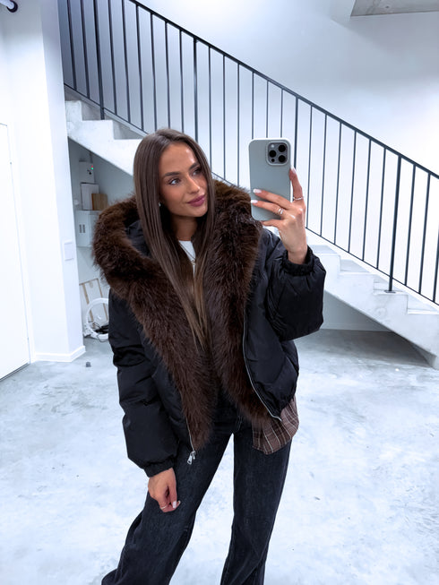 Pufīga, īsā virsjaka "OLYMP FC7631" - MELNA