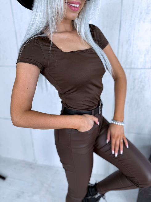 BASIC T-shirt with square neckline - CHOCO