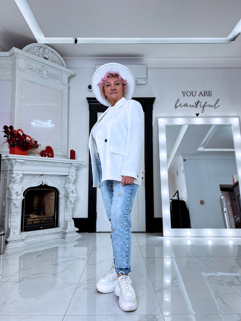 Oversize žakete ar melnām piedurkņu pogām - balta