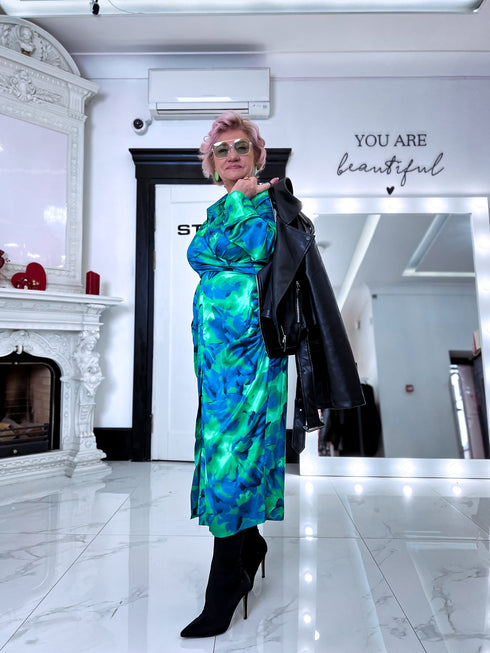 MIDI garuma kleita ar sasienamu dekoltē - zila ar zaļu