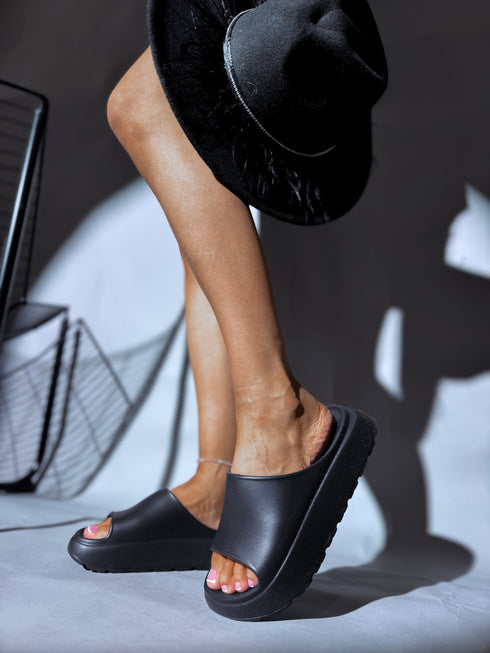 Trendy, everyday slides - BLACK PRE-ORDER