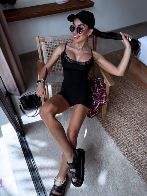 ELYNDI short suit with lace edge - BLACK 9691