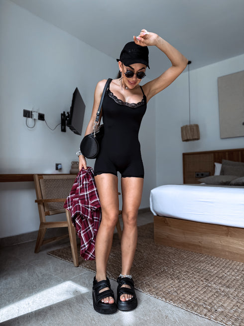 ELYNDI short suit with lace edge - BLACK 9691