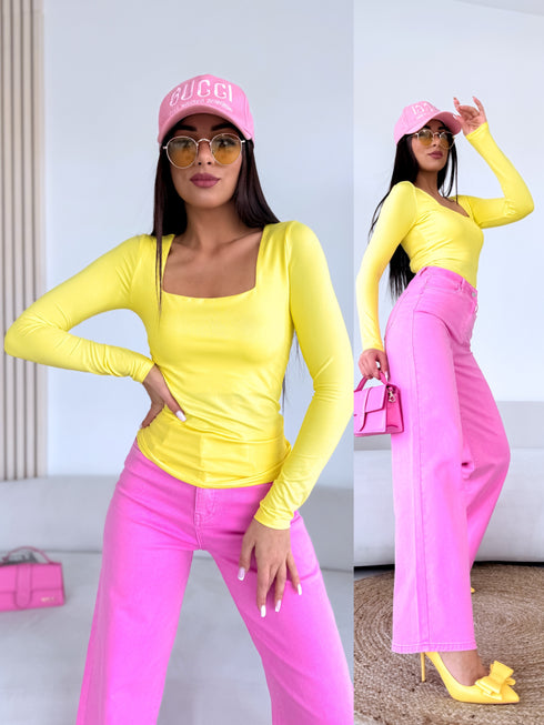 Geltonas, paprasti PUSH-UP viršūnėlės su kvadrato formos iškirpte