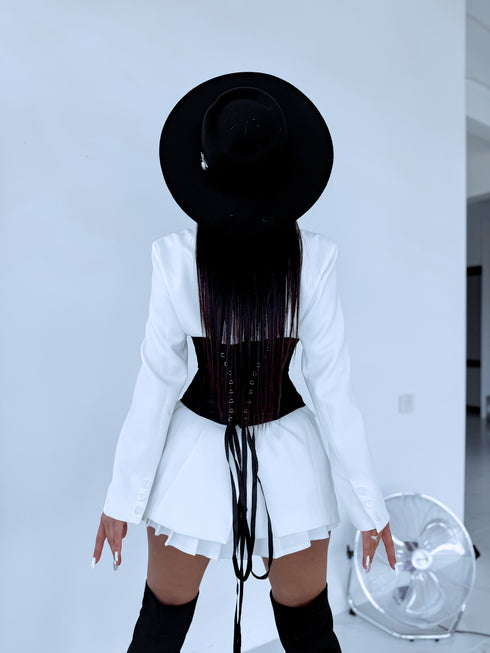 Melna korsete ar sānu ornamentiem