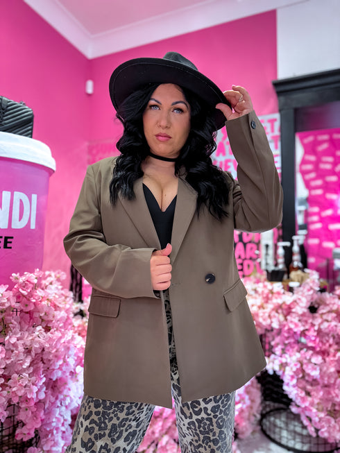 Oversize žakete ar melnām piedurkņu pogām - choco