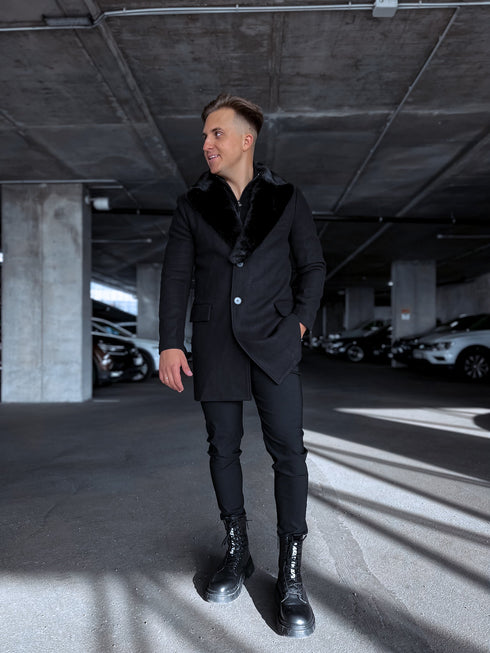 Klasisks, melns vīriešu mētelis ar pūkas apkakli