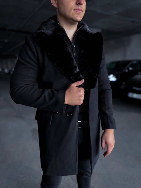 Klasisks, melns vīriešu mētelis ar pūkas apkakli