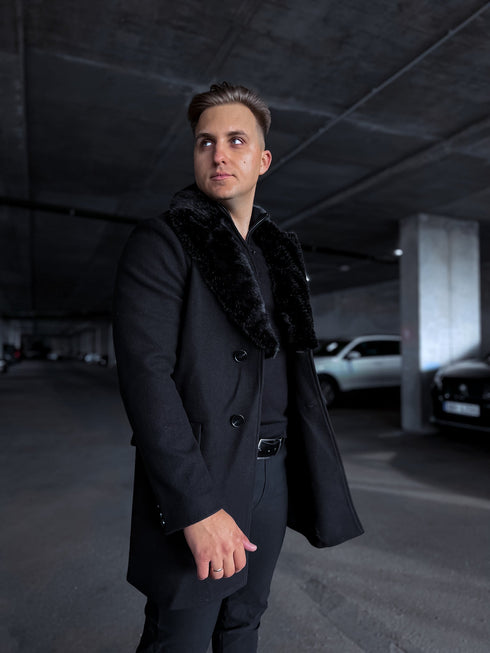 Klasisks, melns vīriešu mētelis ar pūkas apkakli