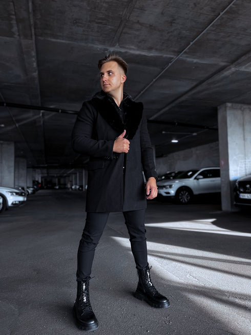 Klasisks, melns vīriešu mētelis ar pūkas apkakli