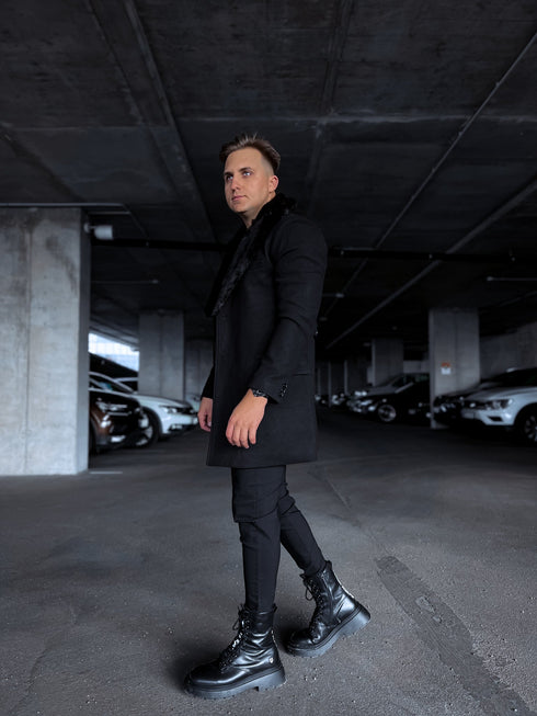 Klasisks, melns vīriešu mētelis ar pūkas apkakli