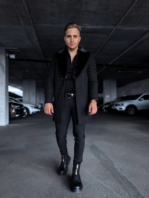 Klasisks, melns vīriešu mētelis ar pūkas apkakli