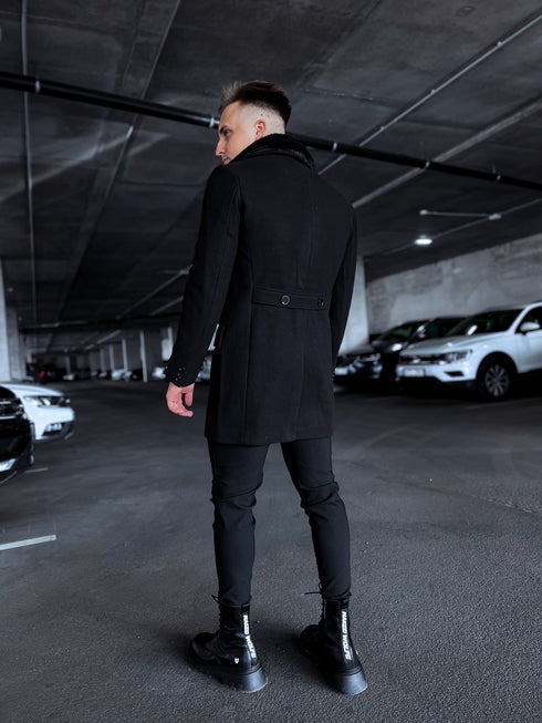 Klasisks, melns vīriešu mētelis ar pūkas apkakli