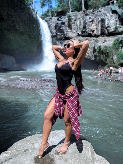 ELYNDI bodis su V formos iškirpte "SECOND SKIN" - JUODAS 9692