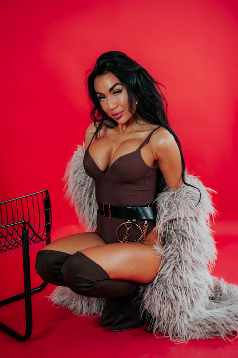 ELYNDI, šokolado spalvos formuojantis bodis