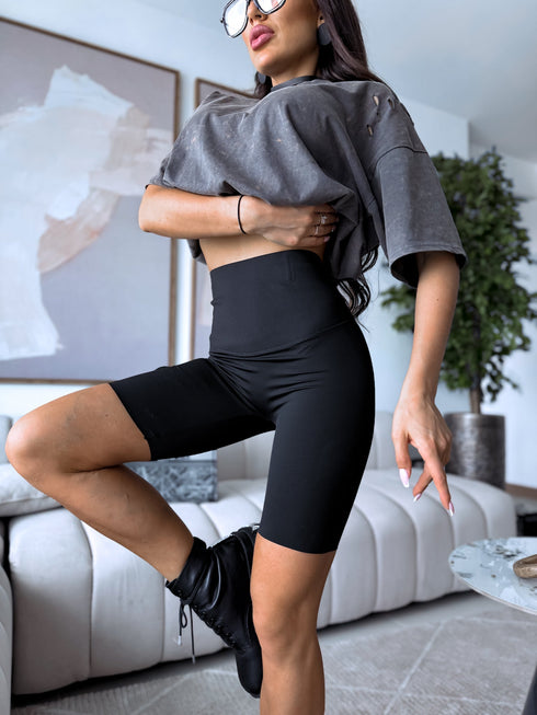 Deceptive shorts with EXTRA high waist - black