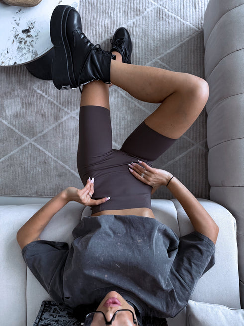 Deceptive shorts with EXTRA high waist - brown