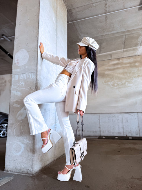 Оверсайз жакет с черными пуговицами на рукавах - бежевый