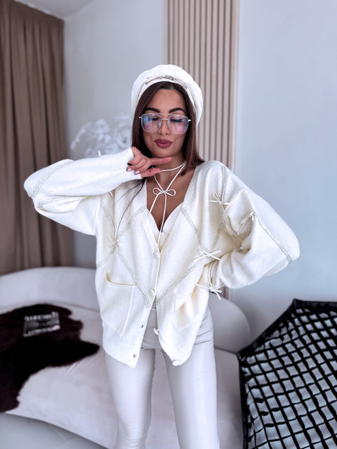 "CREAMY GLEAM MO-4005" adīta jaka ar fliteriem - krēmbalta